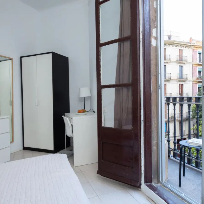 Room in a shared 6-bedroom apartment for rent in El Raval - Photo 1