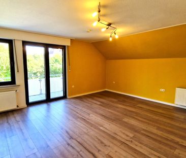 Großzügige 3-Zimmerwohnung im Dachgeschoss, mit Balkon und Dachterr... - Photo 2