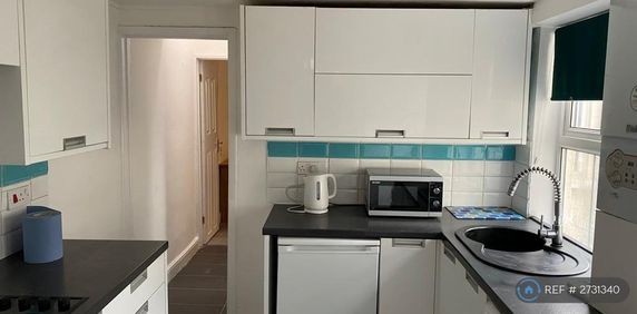 1 bedroom in a house share to rent - Photo 2