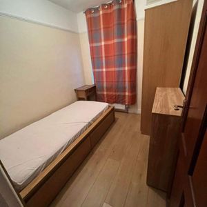 Room in a Shared House, Beccles Drive, IG11 - Photo 2