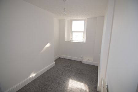 To Let 2 Bed Flat - Photo 5