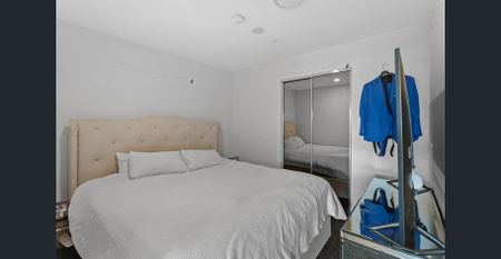 MODERN, LUXURIOUS 2 BEDROOM APARTMENT, OPPOSITE HARBOURTOWN AND CLOSE TO THE BROADWATER AVAILABLE SOON!! - Photo 2