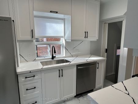 For Lease - 207 Old Orchard Grove, Toronto, Ontario - Photo 5