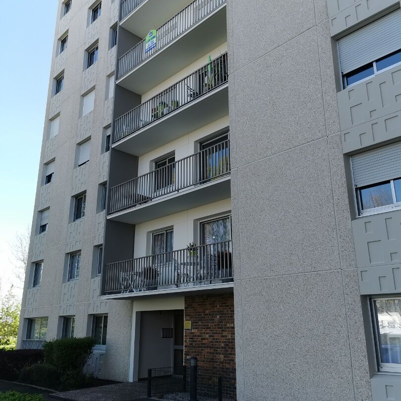 Charmant F1 clair et ensoleillé avec vue dégagée à 5 mn centre ville et commerces - Photo 1