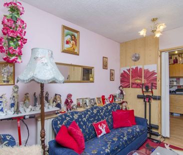 2 Bed Terraced House, Skelton Road, E7 - Photo 2