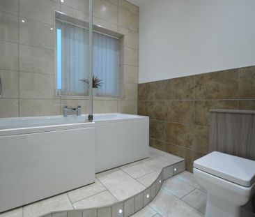 3 bedroom flat to rent - Photo 6