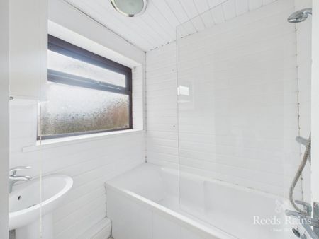 3 bedroom semi-detached house to rent - Photo 5