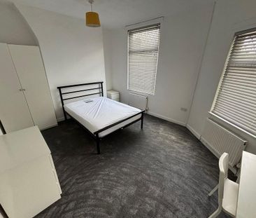 4 bedroom terraced house to rent - Photo 5