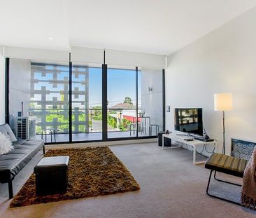 Modern, Low-Maintenance Apartment with Easy City Access & Great Ame... - Photo 2