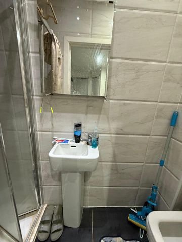 1 bedroom in a house share to rent - Photo 5