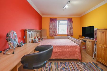 4 bedroom detached house - Photo 5