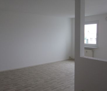 Schöne 3-Raum-Wohnung mit offener Küche - Photo 2