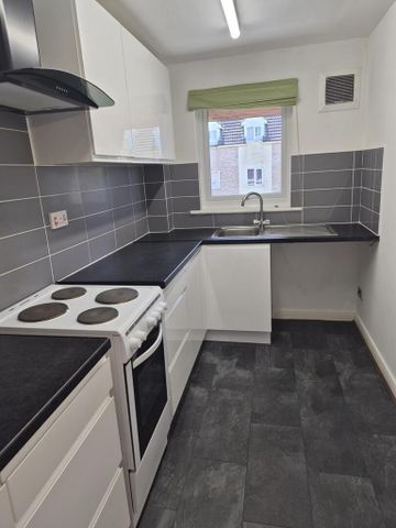 2 bedroom flat to rent - Photo 2