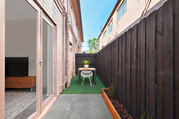 SPACIOUS TWO BED IN RIPPONLEA! - Photo 1