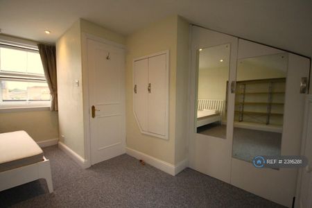 3 bedroom flat to rent - Photo 4