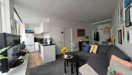 Tidy and Great location - Photo 2