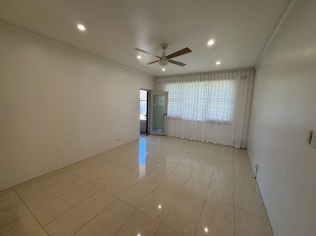 Stunning Renovated 2 Bedroom unit in quiet location - Photo 3