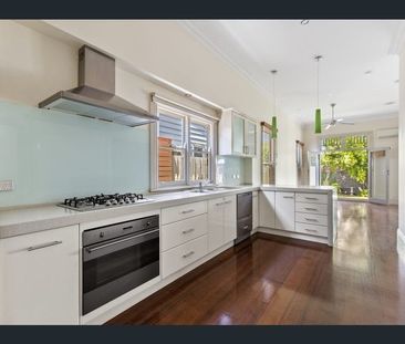 Three bedroom home in prime location. - Photo 5