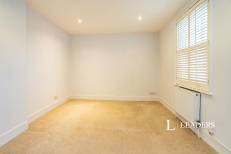 4 bedroom semi-detached house to rent - Photo 4