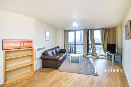 2 bedroom flat to rent - Photo 2