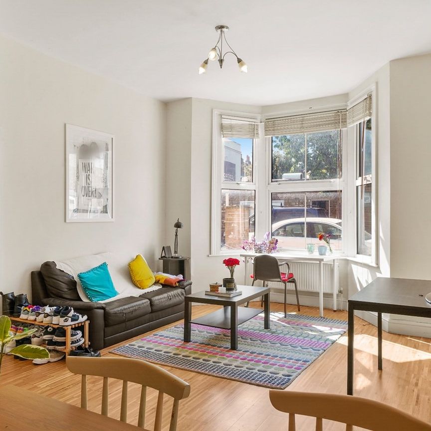 2 Bed Flat, Wendell Road, W12 - Photo 1