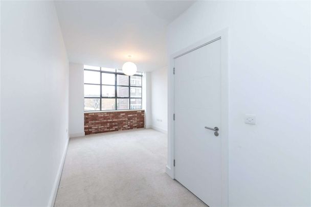 Spacious three bedroom apartment with large windows in the ex Burberry factory conversion. - Photo 1