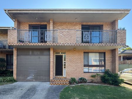 Impeccably presented comes this beautiful, easy to maintain and private townhouse offering unrivalled size and extremely practical layout. - Photo 5