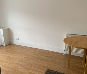 1 Bed Flat, Talgarth Road, W14 - Photo 4