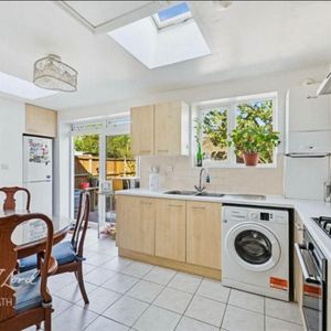 Room in a Shared House, Lamport Close, SE18 - Photo 2