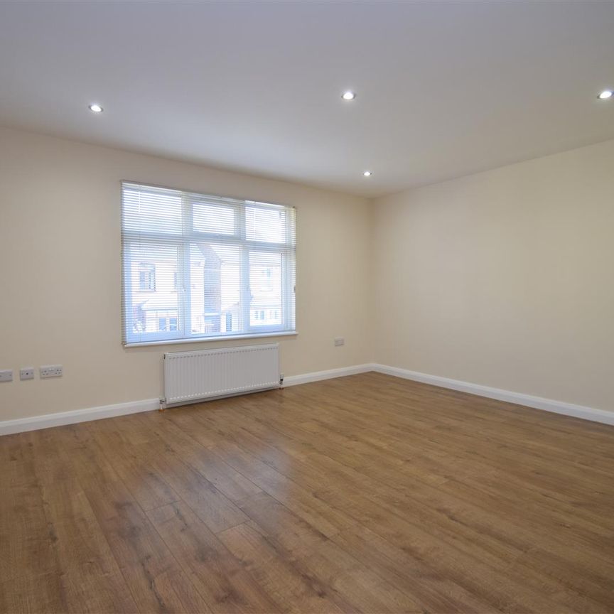 Hilliard Road, Northwood, HA6 - Photo 1