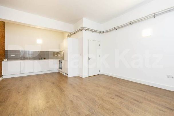 Live - Work Warehouse Conversion located in Dalton / Haggerston - Photo 1