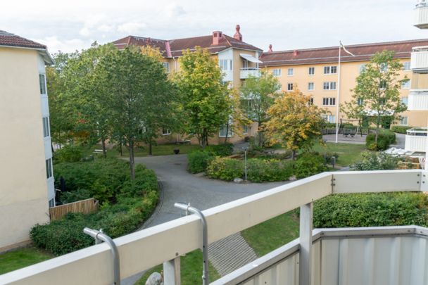 Bright, Spacious Apartment in Sundbyberg - Photo 1