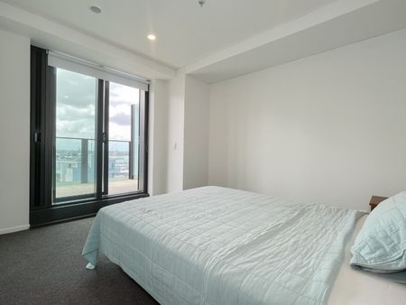 Sunny furnished two bedroom apartment with carpark - Photo 2