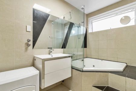 Modern Ground Floor Apartment – Walk to EVERYTHING - Photo 5