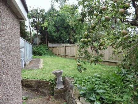 1 bedroom in a house share to rent - Photo 5