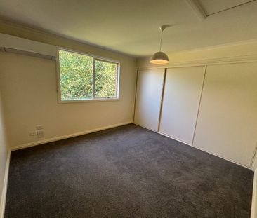 Modern 3‑Bedroom Townhouse in the Heart of Kensington - Photo 2