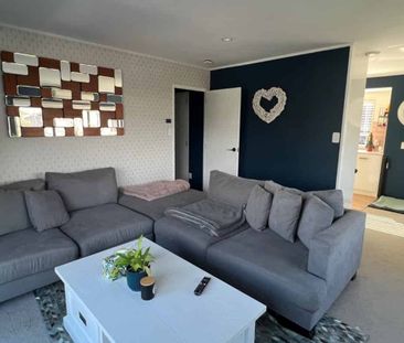 Beautiful pet friendly home available and optional chickens! - Photo 3