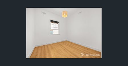 Charming 3-Bedroom Home in the Heart of St Kilda - Photo 4