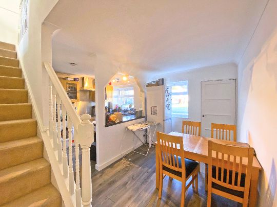 Pinewood Park, Farnborough, GU14 - Photo 1