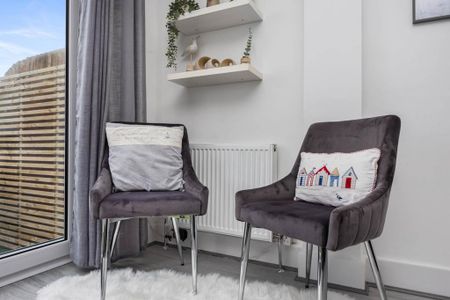 5 bedroom semi-detached house to rent - Photo 3