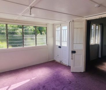 Functional 3 Bedroom Top Level Flat - Photo 3