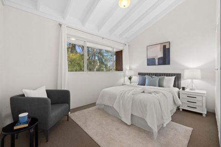 Bright & Sunny Two bedroom Townhouse with Double lockup garage - Photo 4