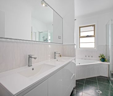 Family home in prime Roselands location - Photo 1