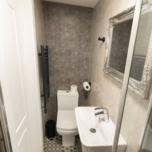 Room in a Shared House, Shepherd's Bush Road, W6 - Photo 3