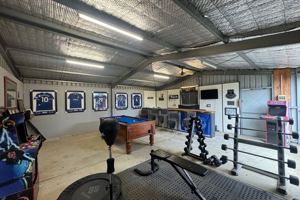 4 BEDROOM HOME - Photo 1