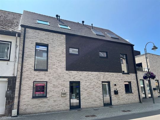 Instapklare woning in hedendaagse stijl in het centrum van Neeroeteren - Photo 1