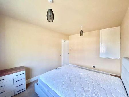 Bay Close, Huddersfield, HD3 - Photo 3