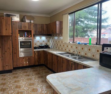 Spacious 4 Bedroom Home - Photo 5