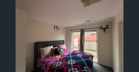 Modern 4-Bedroom Home with Multiple Living Areas - Photo 4