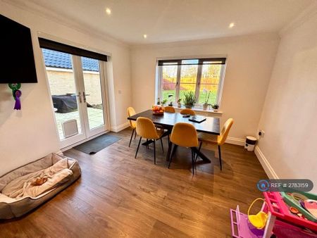 4 bedroom detached house to rent - Photo 3